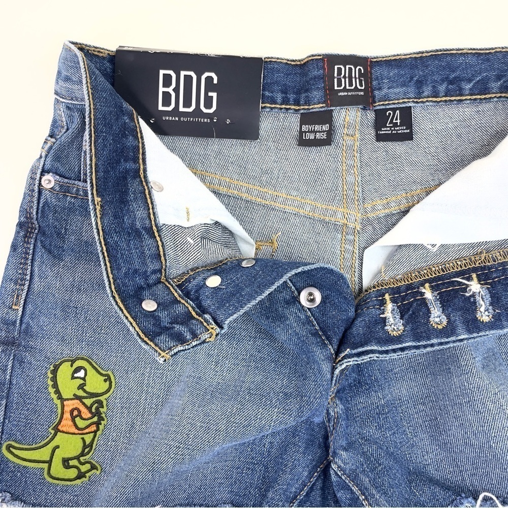 NWT BDG Urban Outfitters Embroidered Low Rise Boyfriend Shorts Size 24 - Picture 3 of 16
